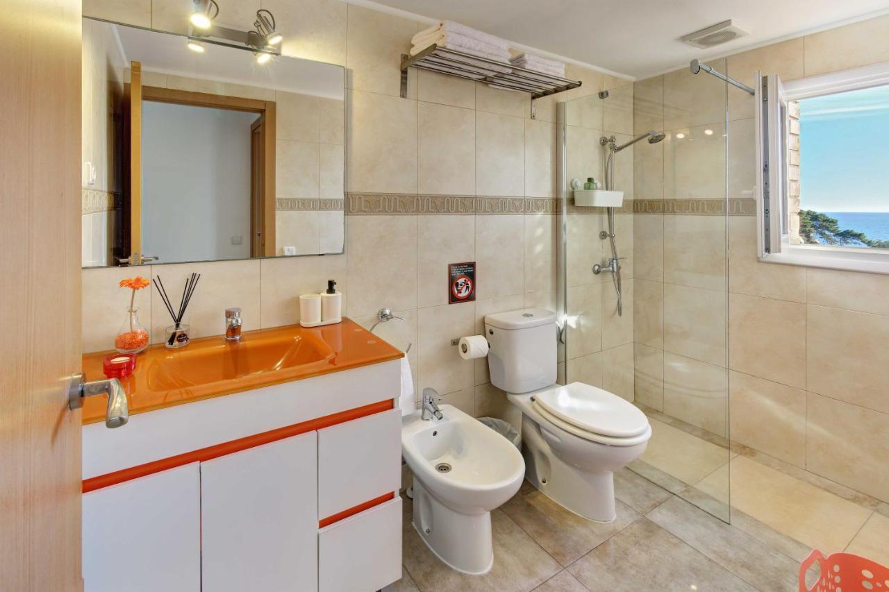 Apartament Pau Casals, 2 Min Walk From The Sea & Sea View Lloret de Mar Exterior foto